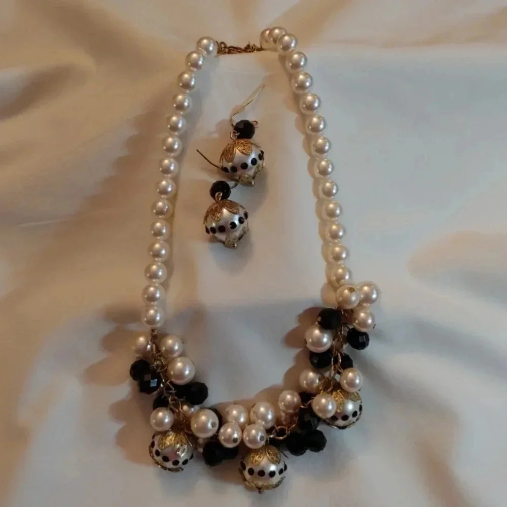 Pearl necklace and matching earrings